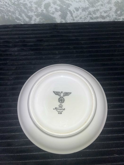 Porcelanowy talerzyk 17 cm.