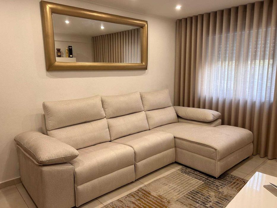 Sofá chaise com baú elevatório + 2 puffs NOVO