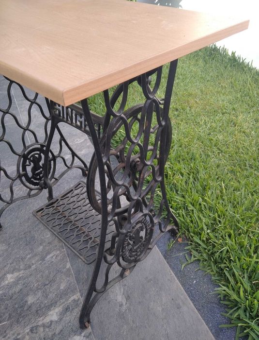 Mesa em móvel de máquina de costura
