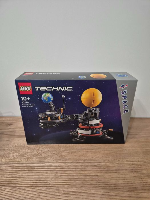 Lego 42179 - Planeta Ziemia i Księżyc na orbicie