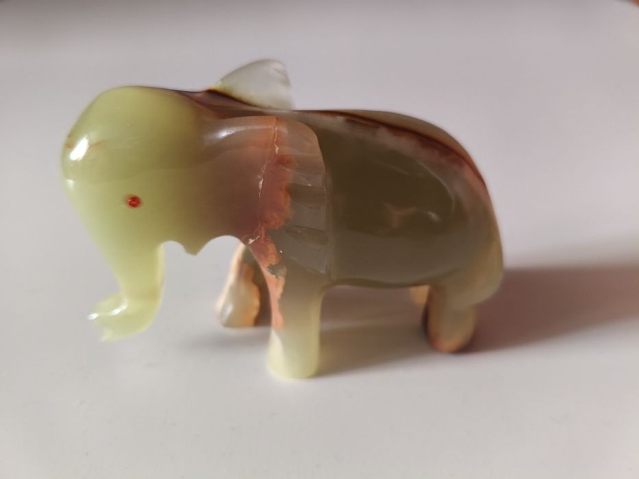 Wazon i figurka słonia z onyksu pakistańskiego