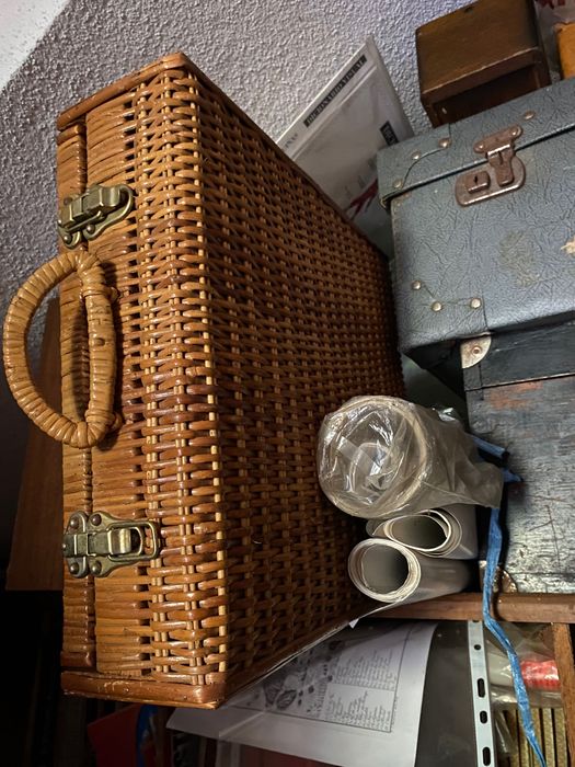 Malas e malões vintage e cestos em vime