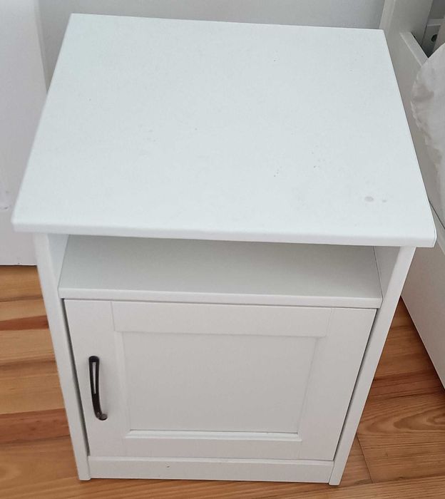 Camas, colchões e mesas de cabeceira