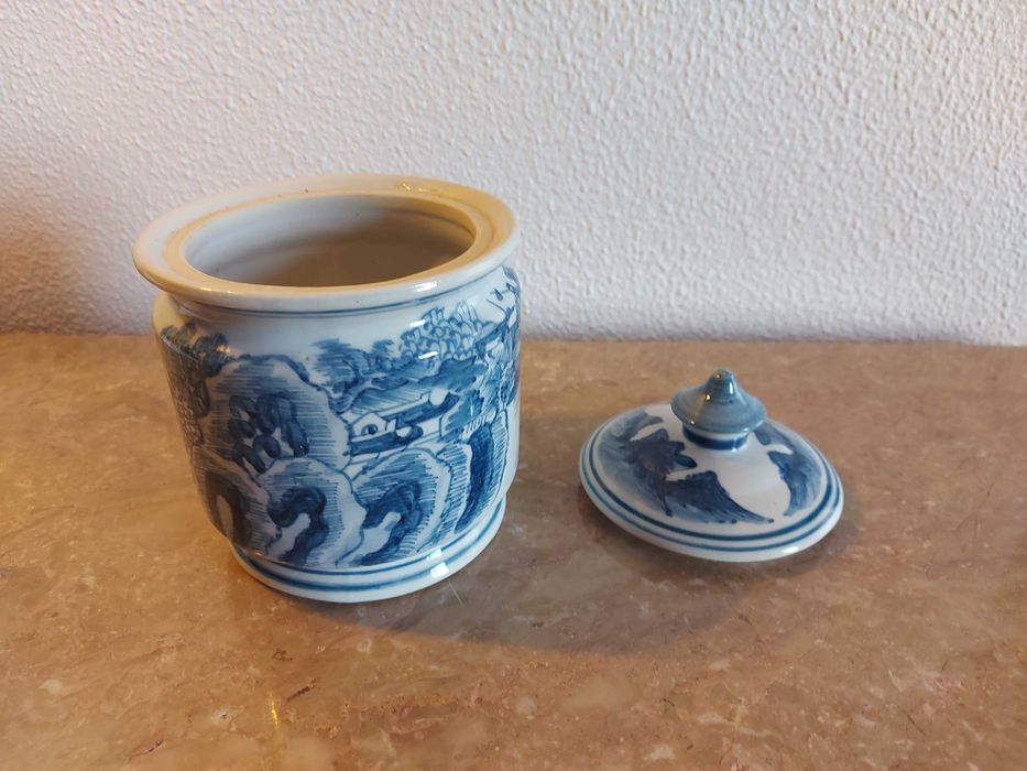 Pote decorativo em porcelana azul e branca