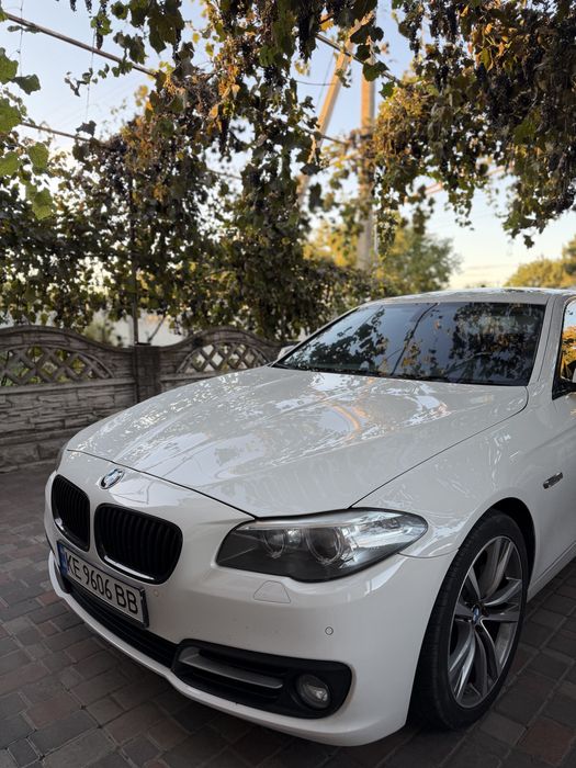Bmw 5 2016.