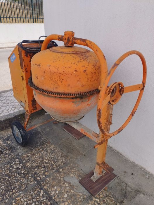 Betoneira elétrica 160l