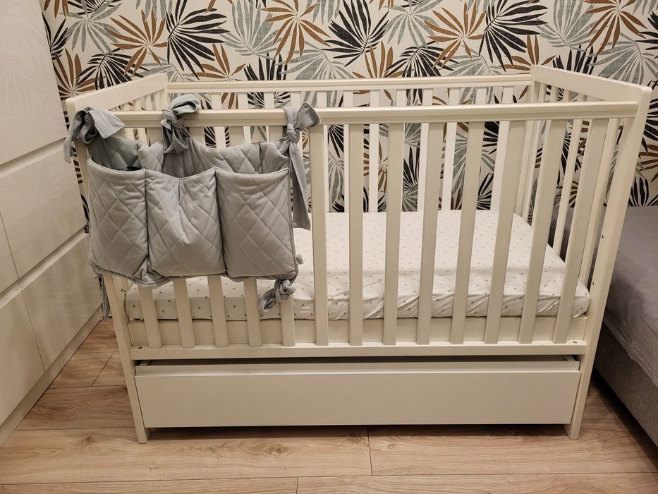 Białe łóżeczko dziecięce z szufladą