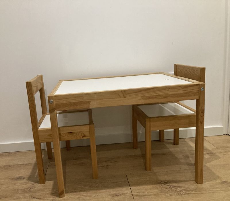 Mesa para criança com cadeiras
