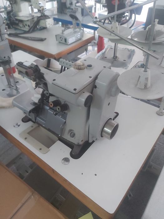 Maquina de corte e cose de elástico