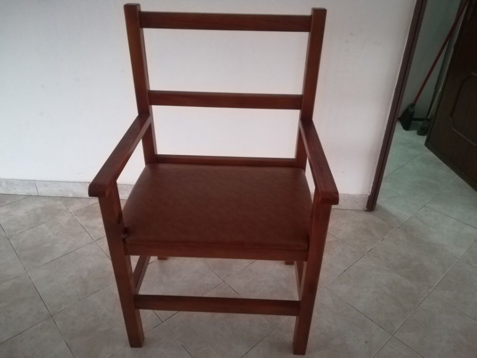 Cadeirão em madeira