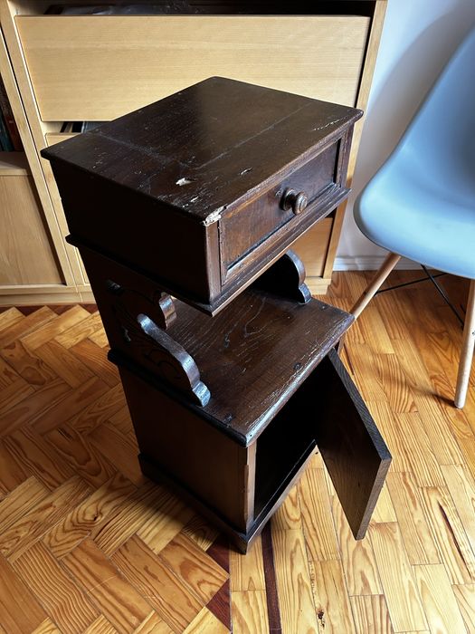 Mesa de cabeceira antiga