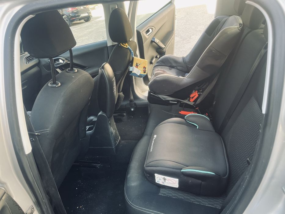 CarroPeugeot208cinzento