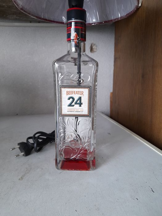 Candeeiro feito de garrafa de gin Beefeater