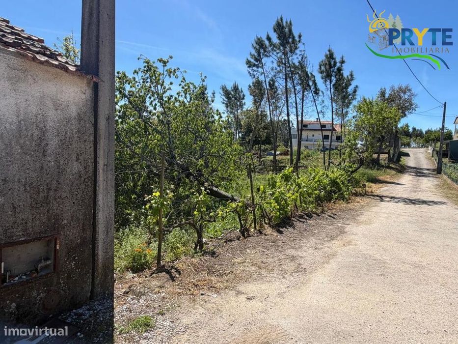 Terreno parcialmente dentro do perímetro urbano da aldeia