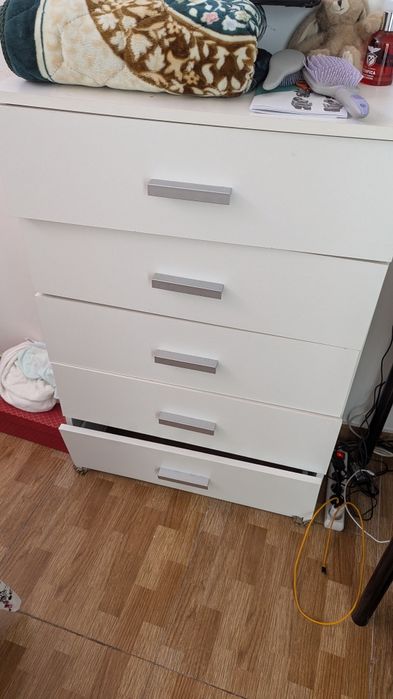 Cómoda com 5 gavetas