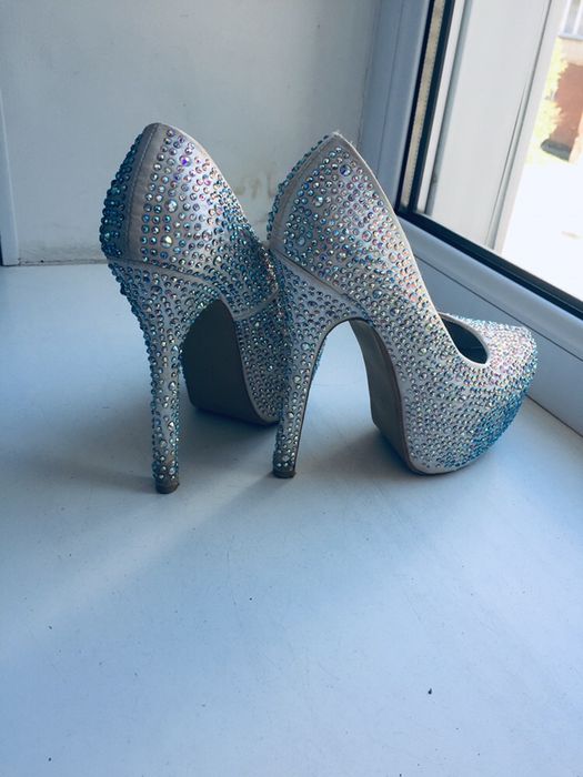 Туфлі з камнями