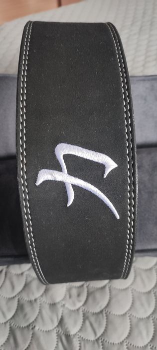 Pas do trójboju 10mm z klamrą Strengthshop BLACK-SSB10