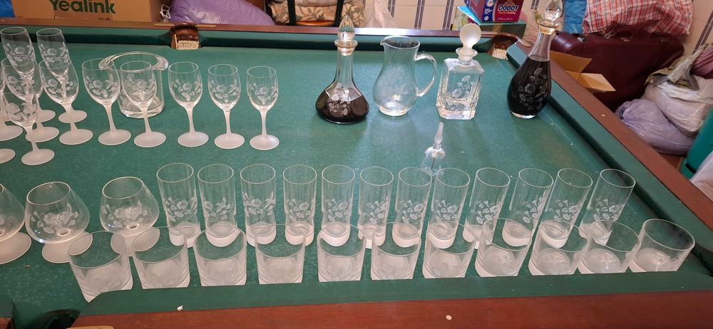 Conjunto de copos e garrafas em vidro gravado – mais de 100 peças