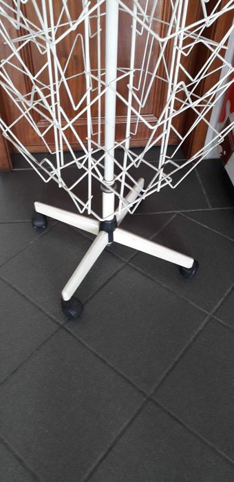 expositor com rodas e rotativo em bom estado