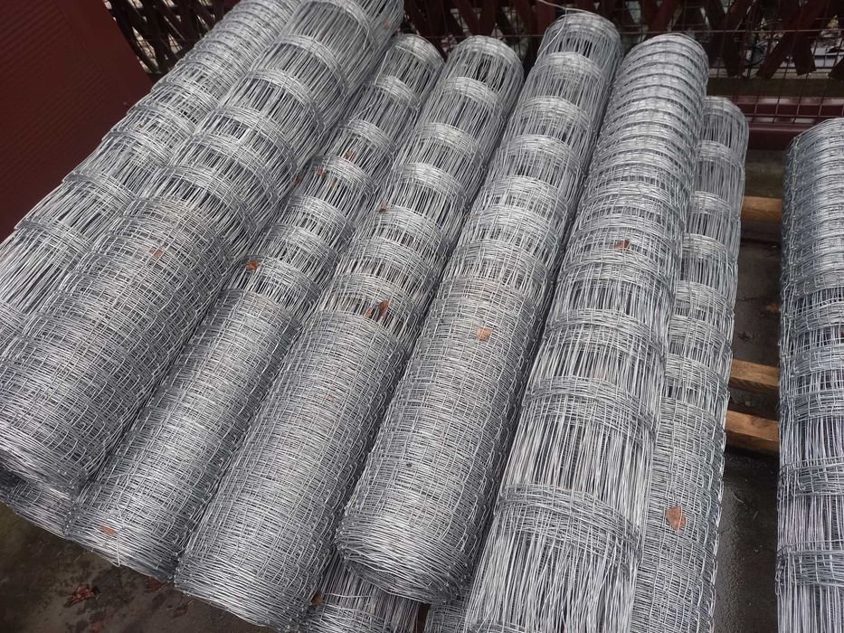 Słupki metalowe i betonowe ogrodzeniowe.