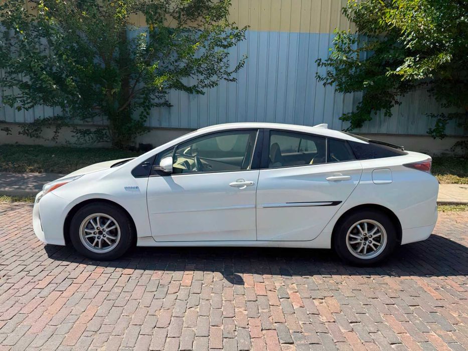 Toyota Prius Two      2016