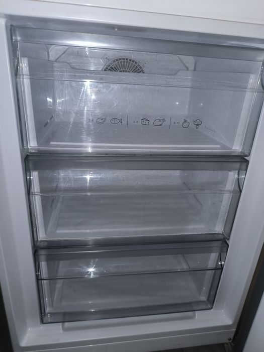 szuflady półki chłodziarko - zamrażarki Sharp SJ-BA10IMXW2-EU