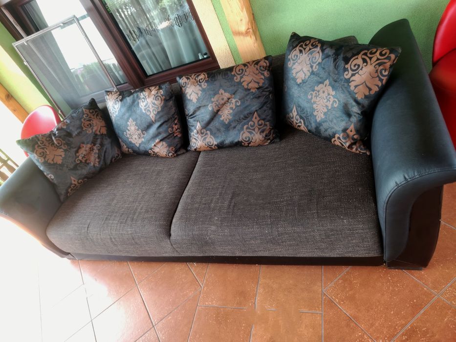 Rozkładana brązowa sofa