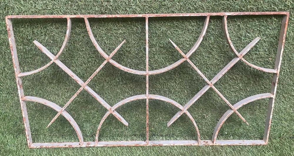 Gradeamentos antigos, de janelas ou postigos de porta em ferro