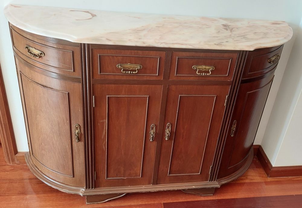 Móvel com tampo de mármore