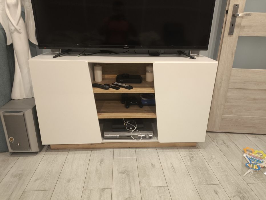 Komoda pod tv lub do pokoju drzwi biały połysk