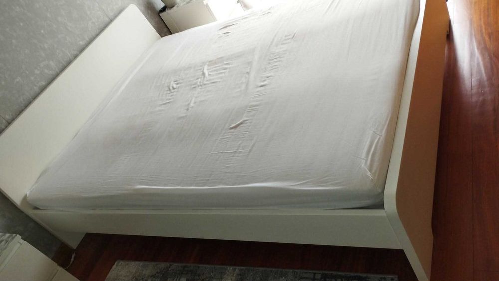 Cama de casal com duas mesas de cabeceira