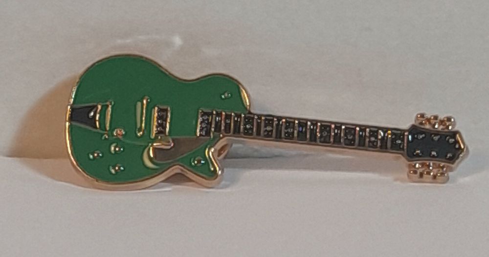 Pin com design de guitarra.