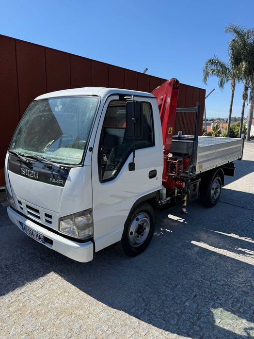 Carrinha Isuzu tribasculante com grua
