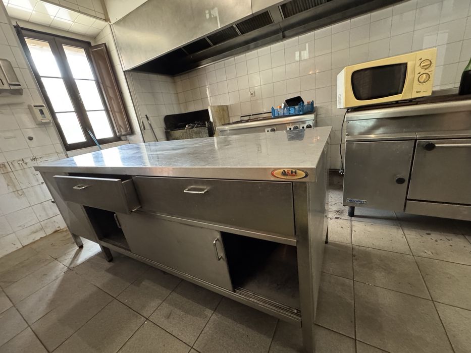 Bancada de inox c/ gavetas e portas deslizantes