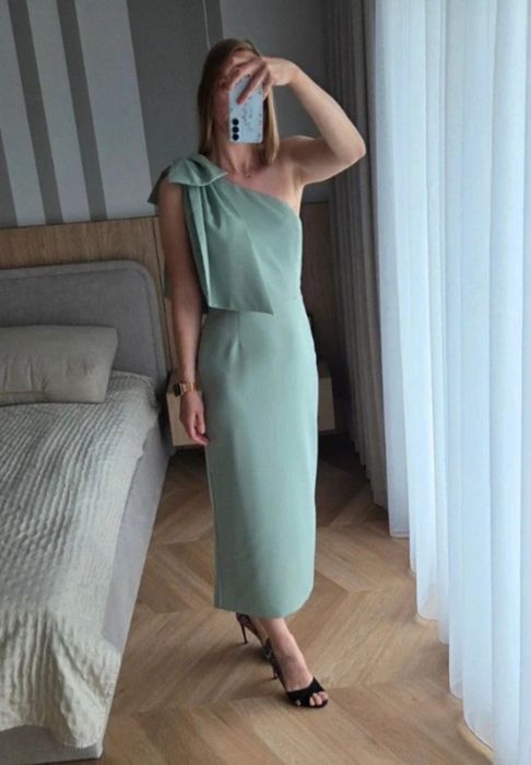 Piękna elegancka sukienka z kokardą S