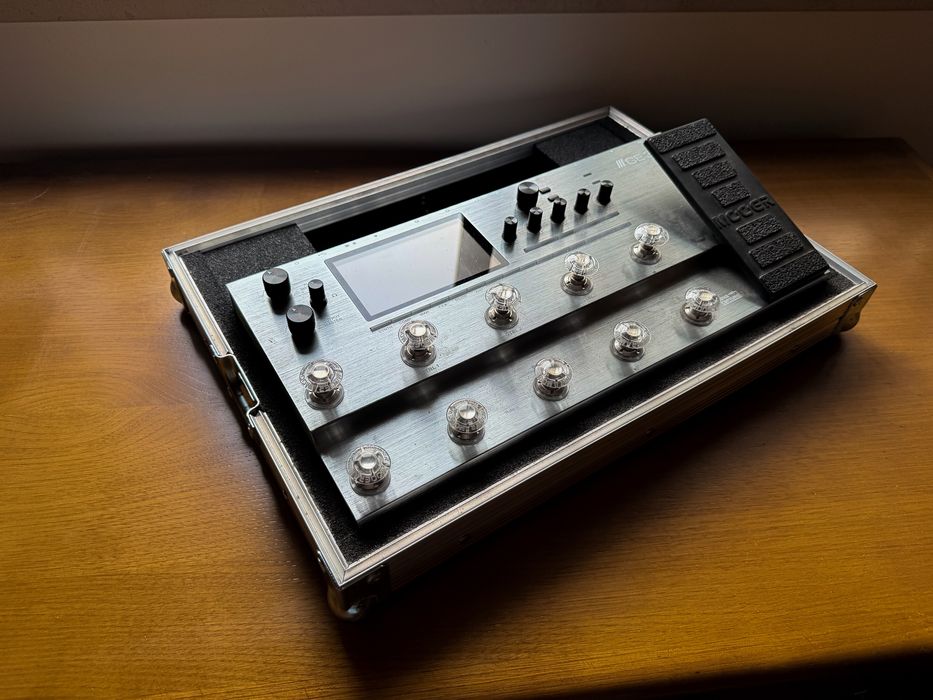 Mooer GE300 + Thon Case