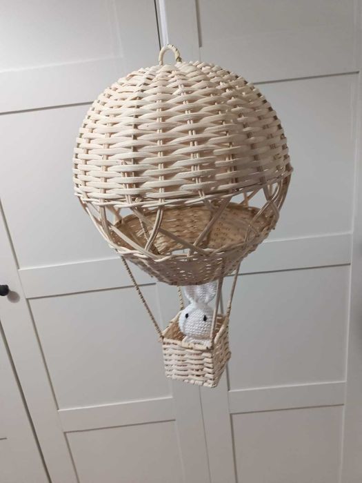balon na powietrze z wikliny ozdoba dziecięcego pokoju