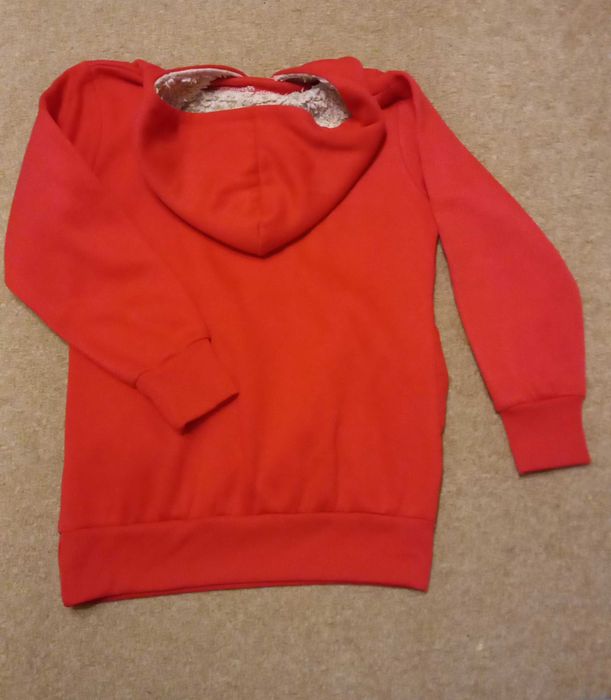 Bluza czerwona z kieszeniami i kapturem roz. 140
