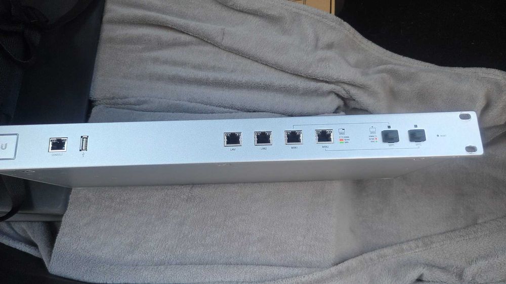 Ubiquiti Security Gateway USG-PRO-4 + Cloud Key UC-CK