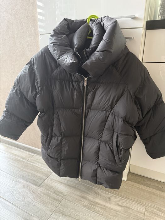 Пуховик овер чорного кольору