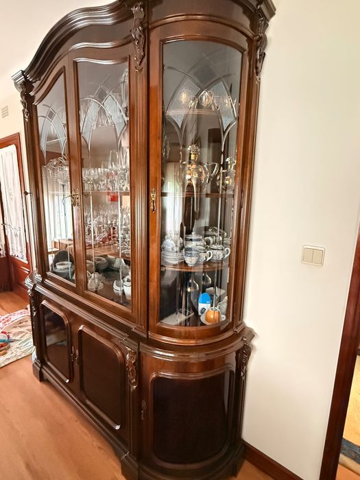 Conjunto sala completo(mesa + 6 cadeiras + cristaleira/ aparador) clássico e em bom estado