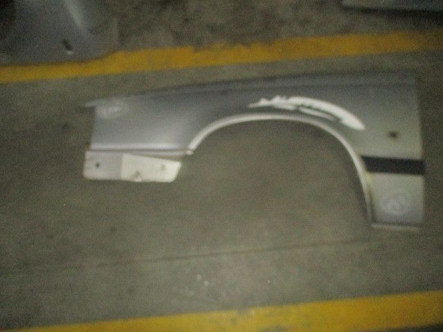 Guarda-lamas esquerdo VOLVO V70 I (LV)