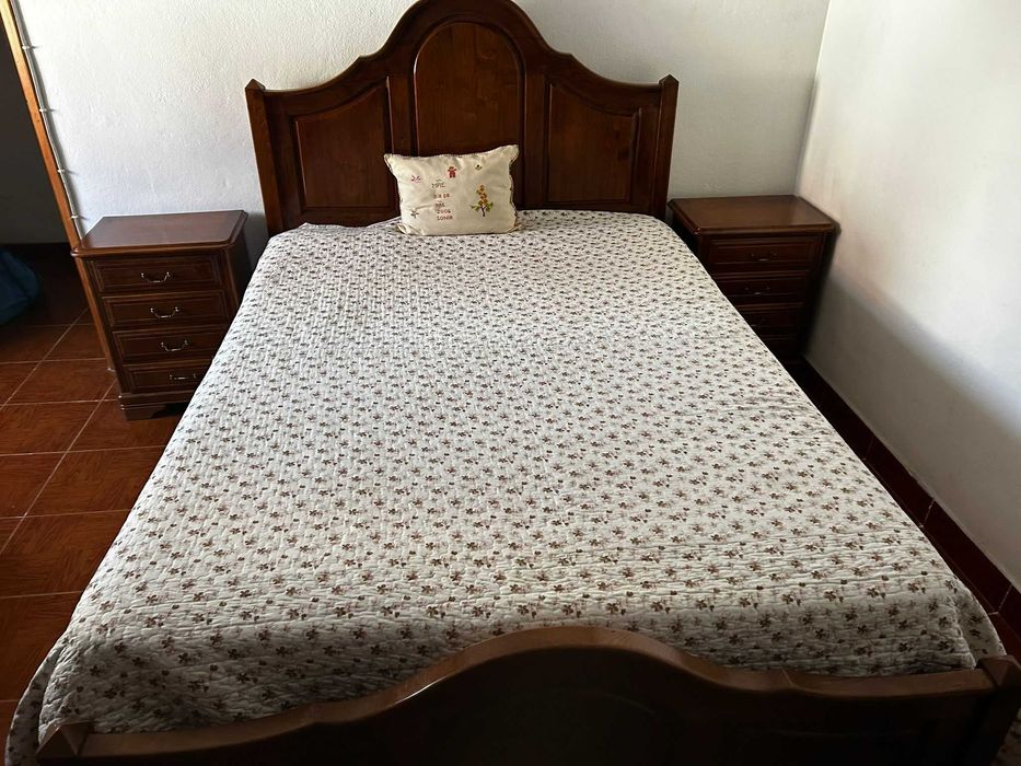 Toucador com armário, roupeiro e armário com espelho + cama casal e 2 mesinhas de cabeceira