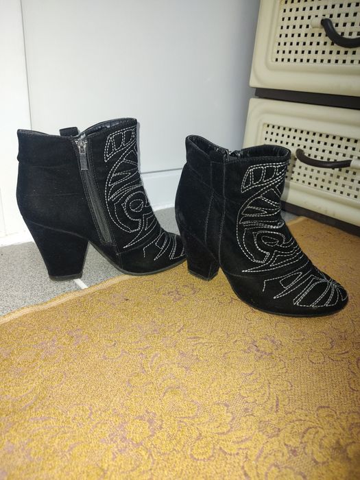 Подарую жіночі чобітки