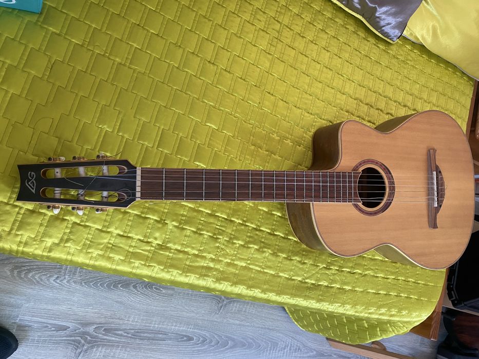 Guitarra marca LAG eletroacustica….