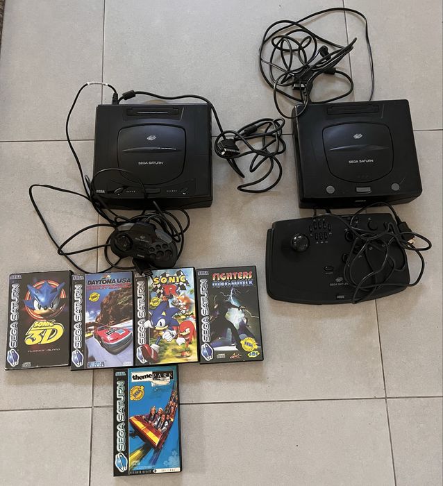 Sega Saturn (2 modelos diferentes)com jogos