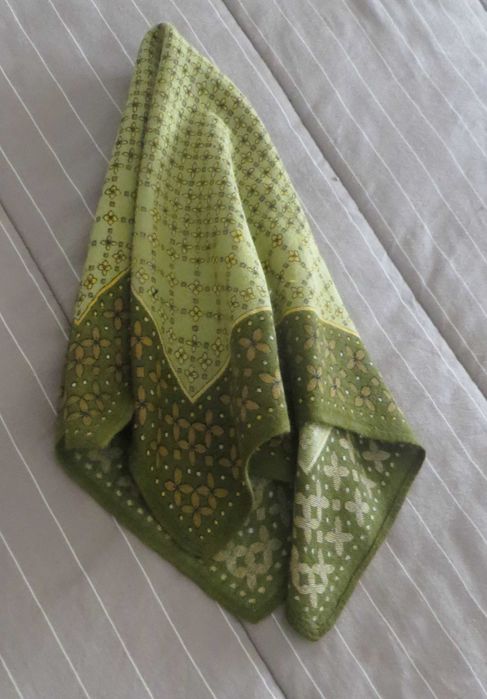 Retrosaria - Lenço verde, estampado - Medida: 60 X 52 cm - Como Novo