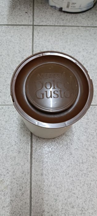 Máquina Dolce Gusto com acessórios