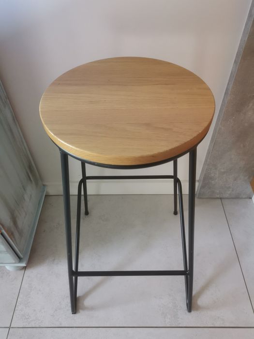2 wysokie stołki barowe loft – lite drewno, czarny metal, stan bardzo dobry