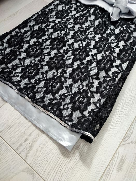 Elegancka koronkowa satynowa czarna srebrna sukienka do kolan r. 36